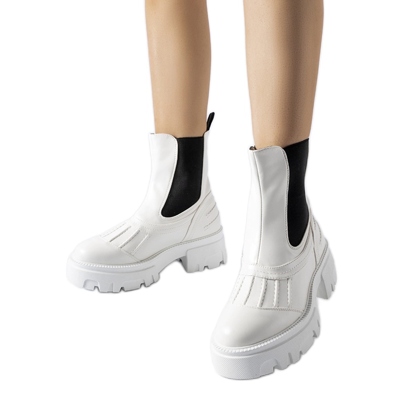 Weiße, massive, isolierte Carruba-Arbeiter