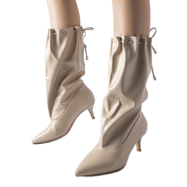 Beige Stiefel mit niedrigem Absatz von Deserres