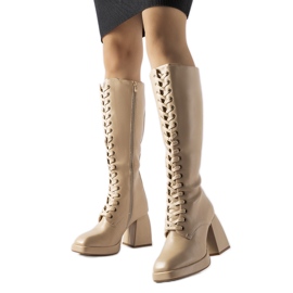Beige isolierte Stiefel mit massivem Nova-Absatz