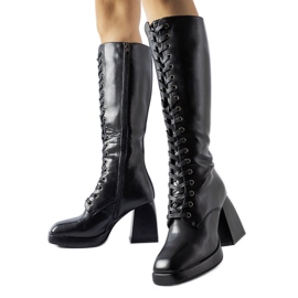 Schwarze isolierte Stiefel mit massivem Nova-Absatz