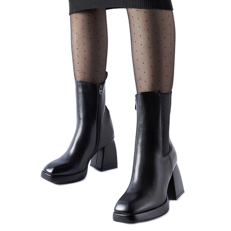 Schwarze, isolierte Stiefeletten mit massivem Adamo-Absatz