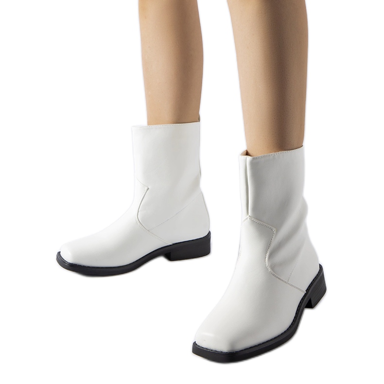 Weiße, isolierte Stiefeletten mit quadratischer Zehenpartie