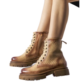 Dunkelbeige Stiefel mit Animal-Print von Suviana