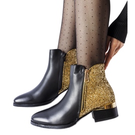 Schwarze isolierte Stiefeletten mit dekorativer Rückseite von Olindo