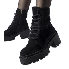 Schwarze isolierte Stiefel mit Karino-Stütze