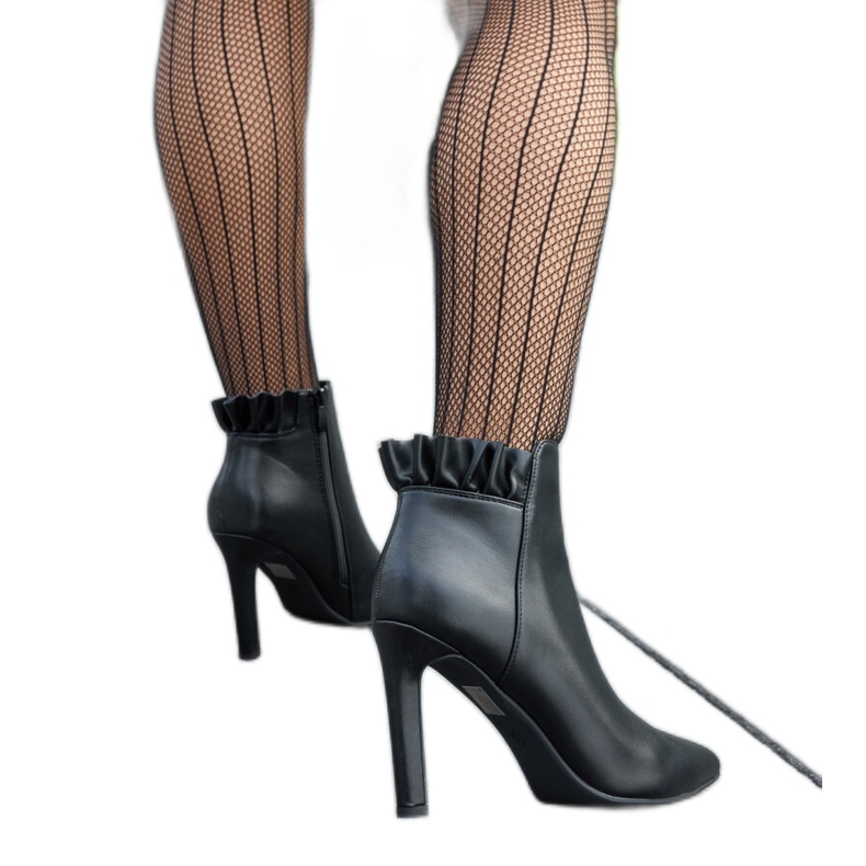 Schwarze Stiefeletten mit Rüschen auf einem Roger-Stiletto