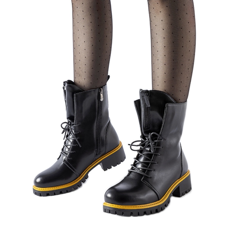 Schwarze Arbeiterstiefel mit gelber Elisabetta-Verzierung