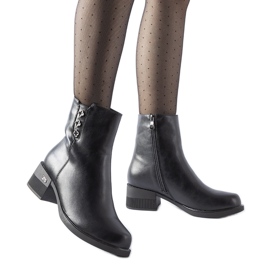 Schwarze isolierte Stiefeletten mit Insignia-Strasssteinen