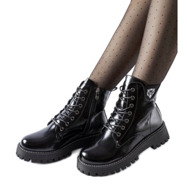 Schwarze, isolierte, lackierte Bungana-Arbeiter