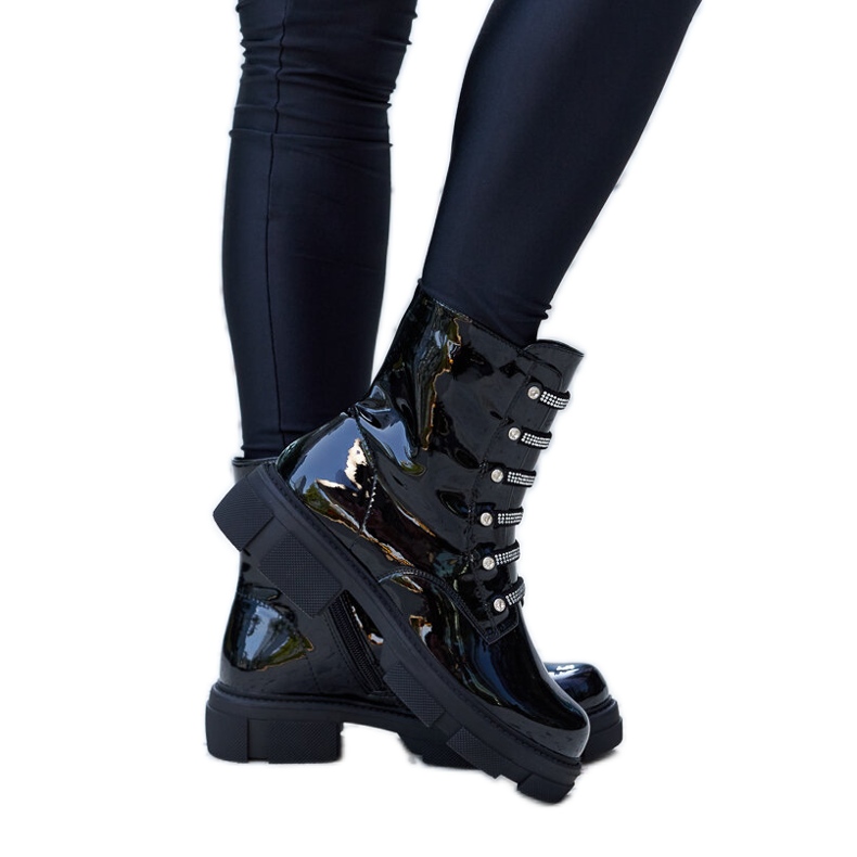 Schwarze Lackstiefeletten mit Sfaranda-Strasssteinen