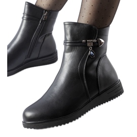 Schwarze isolierte Stiefeletten mit dekorativem Nola-Anhänger