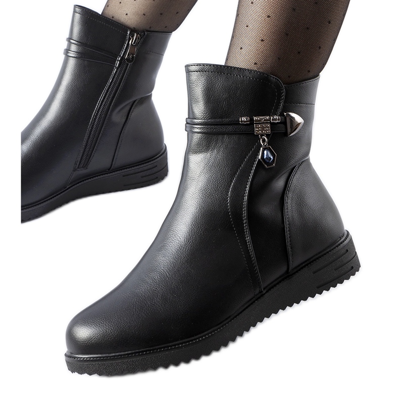 Schwarze isolierte Stiefeletten mit dekorativem Nola-Anhänger