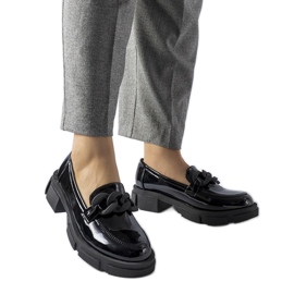Schwarze Lack-Loafer mit Suelli-Kette