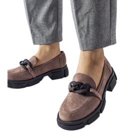 Braune Slipper mit Kette aus Öko-Wildleder