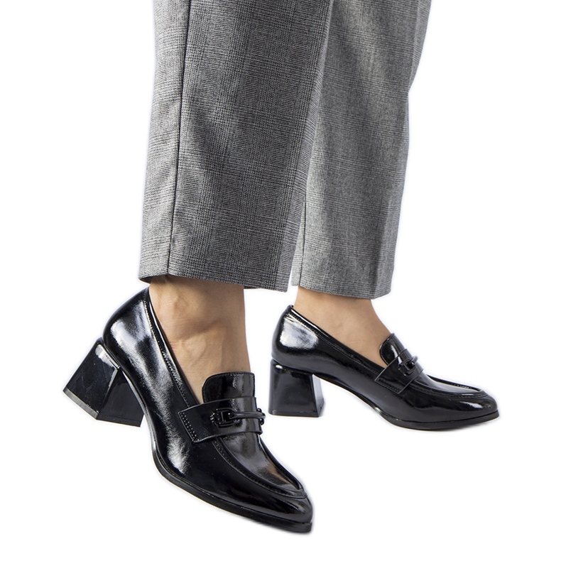 Schwarze Lackpumps mit Cornello-Block