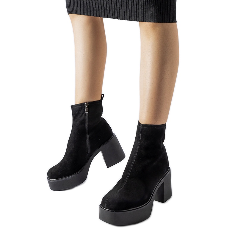 Schwarze, massive Stiefeletten aus Öko-Wildleder