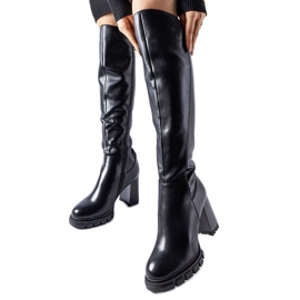 Schwarze lange, warme Stiefel mit hohen Absätzen