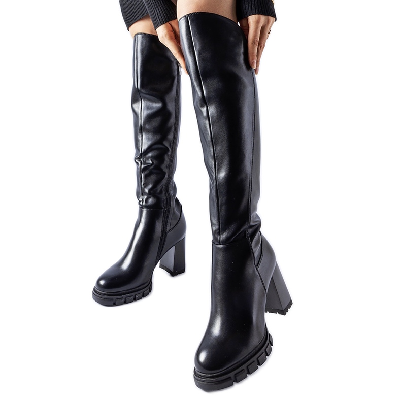 Schwarze lange, warme Stiefel mit hohen Absätzen