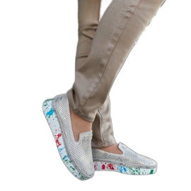 Beigefarbene Schuhe mit buntem Keilabsatz