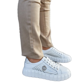 Weiße Lederturnschuhe auf der Plattform