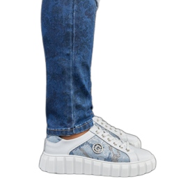 Weiße und blaue Ledersneaker