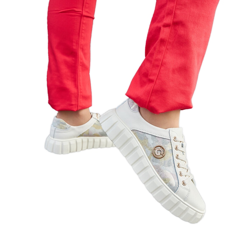 Beigefarbene Ledersneaker mit Strasssteinen