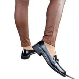 Schwarze Lack-Loafer mit Schnalle