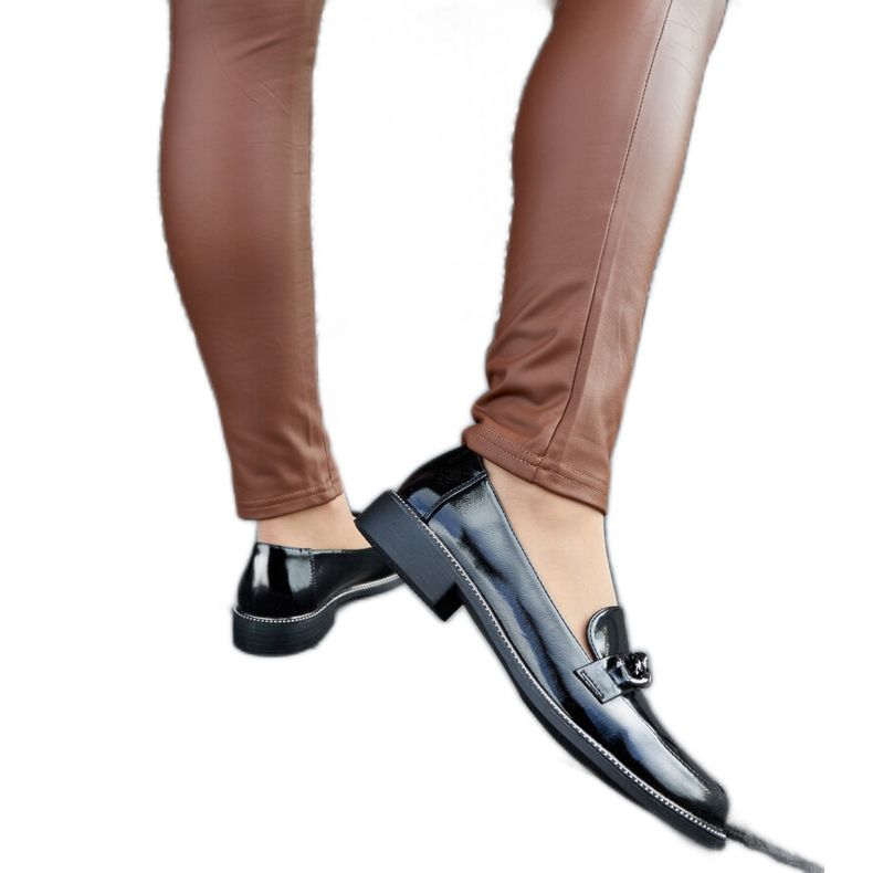 Schwarze Lack-Loafer mit Schnalle