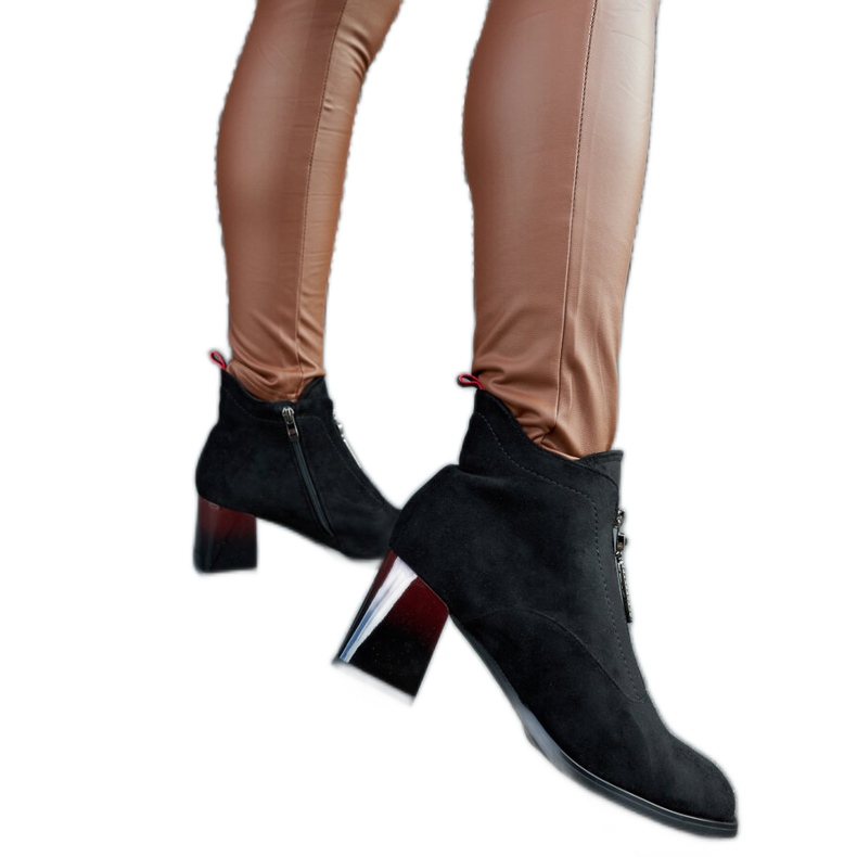 Schwarze Stiefeletten mit Lackabsatz