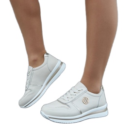 Beigefarbene Ledersneaker mit Strasssteinen