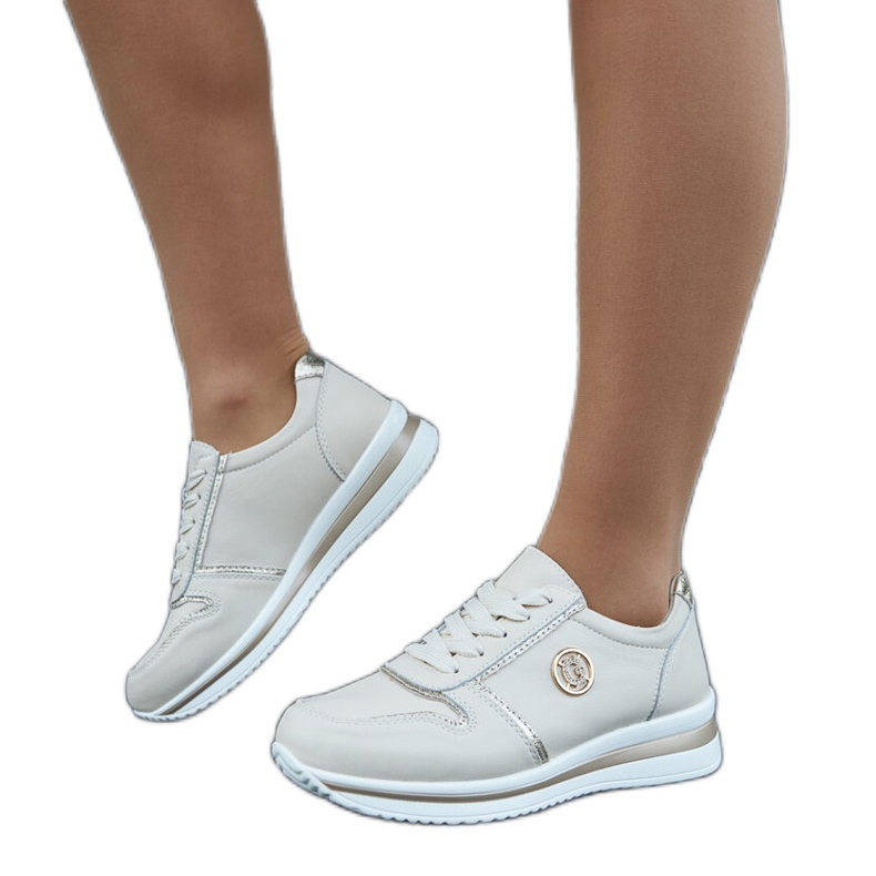 Beigefarbene Ledersneaker mit Strasssteinen