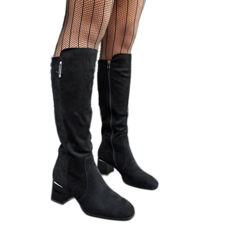 Schwarze Stiefel mit Lackabsatz