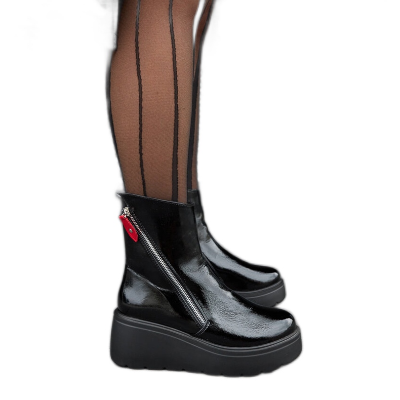 Schwarze, isolierte Keilstiefel