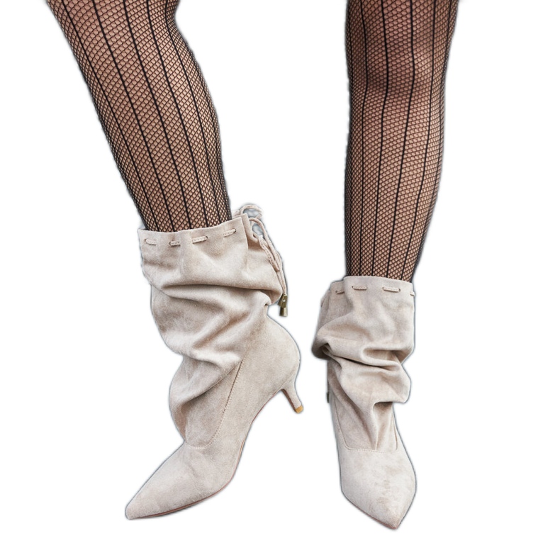 Niedrige Slip-On-Stiefel aus beigem Wildleder-Öko-Wildleder