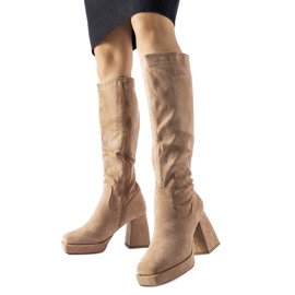 Beige warme Stiefel auf einem massiven Fantino-Absatz