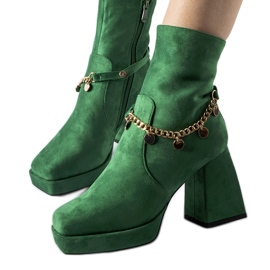 Grüne isolierte Stiefel mit einem Saviore-Anhänger