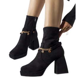 Schwarze isolierte Stiefeletten mit Saviore-Anhänger