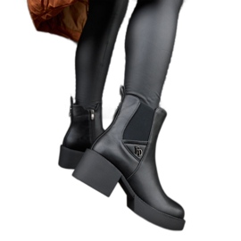 Schwarze isolierte Stiefeletten mit Albert-Block