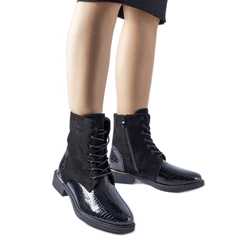 Schwarze, isolierte Rosetta-Stiefeletten aus Lackleder