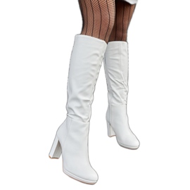 Weiße Stiefel mit hohen Absätzen von Strother