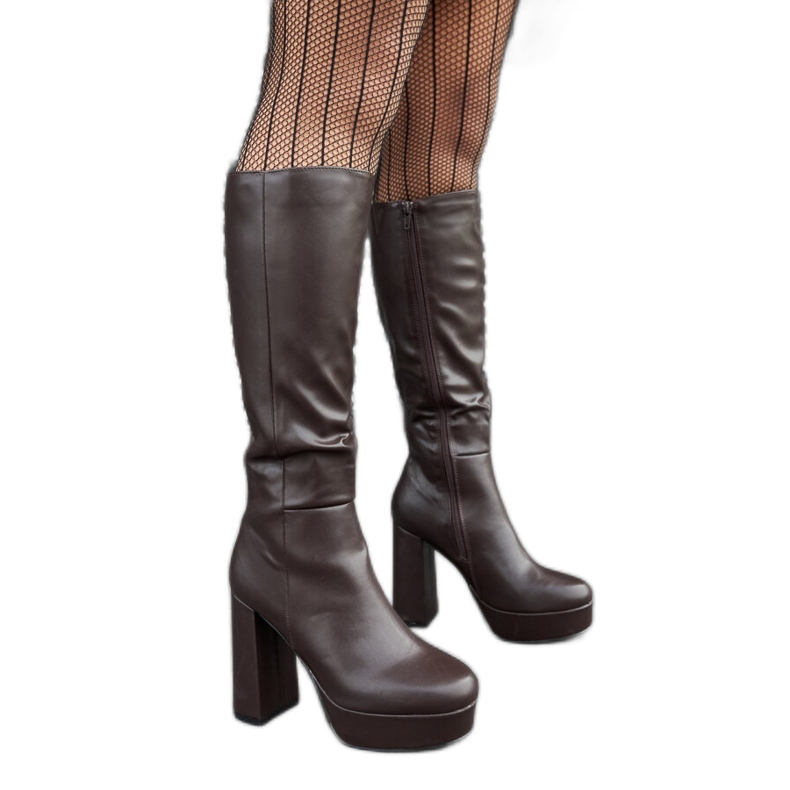 Braune Stiefel mit Plateau und Absatz von Zoccorino