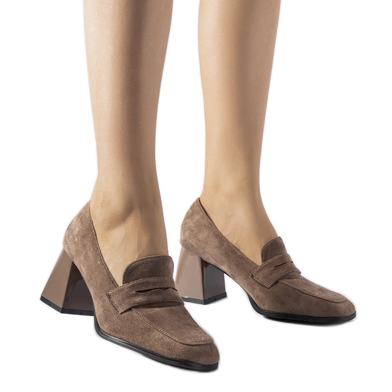 Braune Pumps mit Mill-Lackabsatz