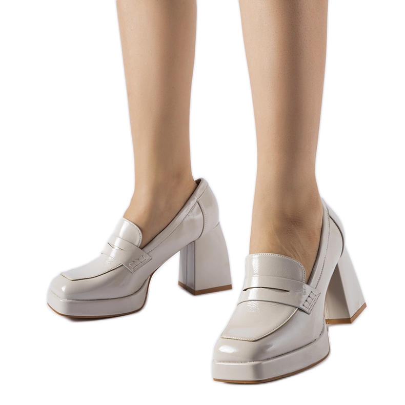 Graue Lackpumps mit West-Absatz