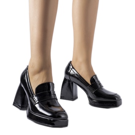 Schwarze Lackpumps mit West-Absatz