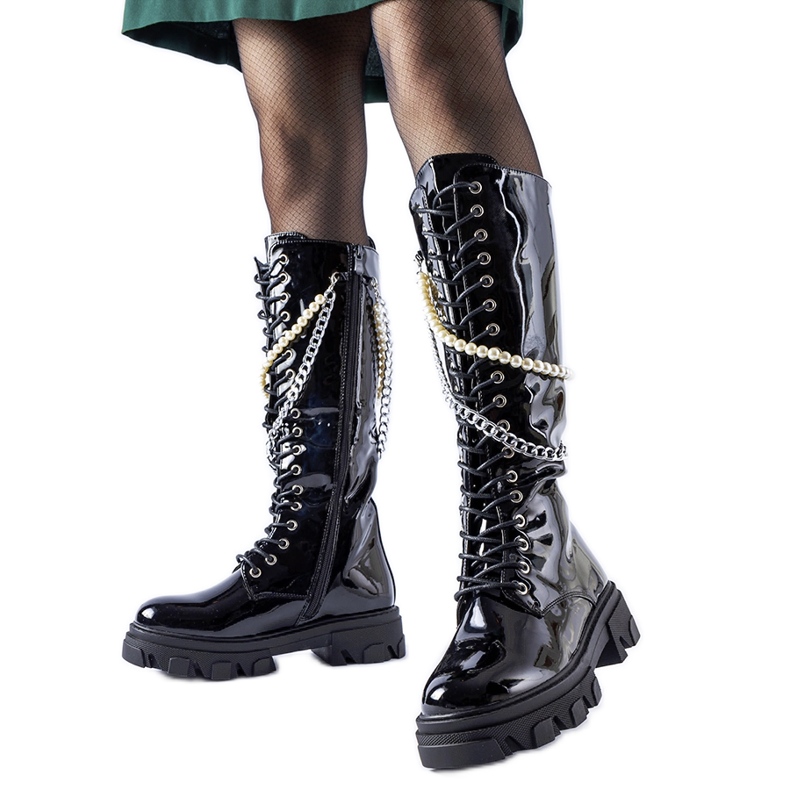 Schwarze Lackstiefel mit Clarksburg-Perlen