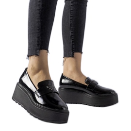 Schwarze Lack-Loafer mit Monra-Plateau
