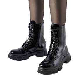 Schwarze, isolierte Lackstiefeletten von Reeds