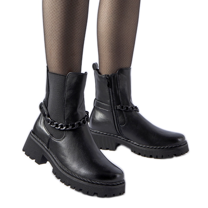 Schwarze isolierte Stiefeletten mit Tiziano-Kette