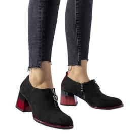 Schwarze Stiefeletten mit roten Akzenten von Allyriane