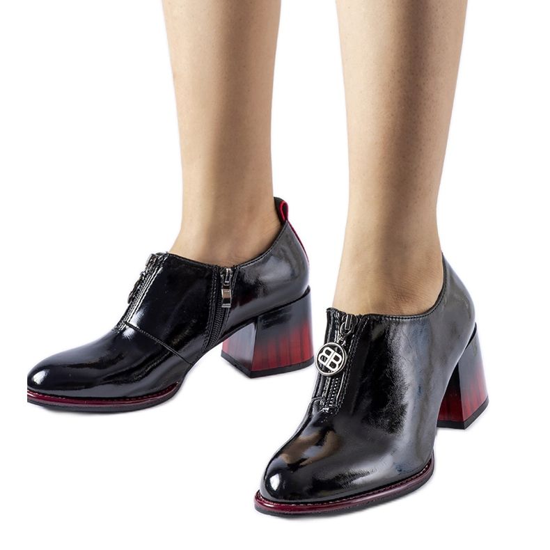 Schwarze Lackstiefeletten von Allyriane